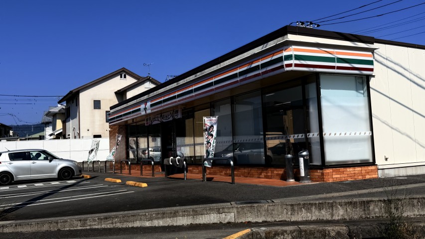 コンビニ　セブンイレブン 伊豆の国市四日町西支店（コンビニ）まで134m