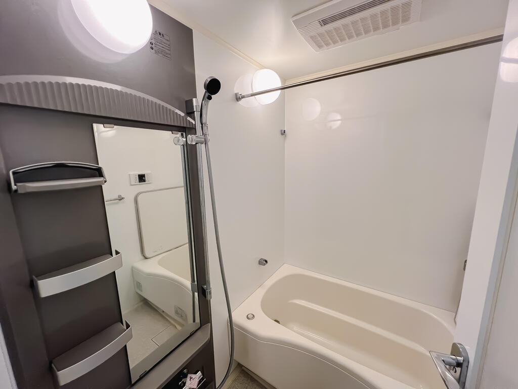 バス・シャワールーム　※写真は類似間取り別部屋。色味等異なる場合があります。