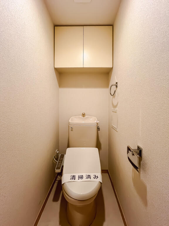 トイレ　※写真は類似間取り別部屋。色味等異なる場合があります。