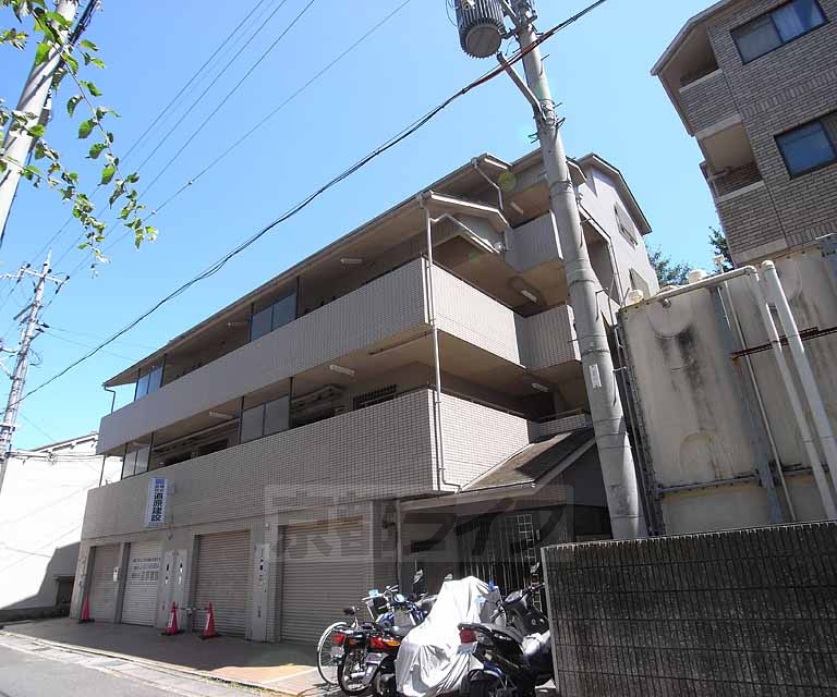京都市伏見区淀本町のマンションの建物外観