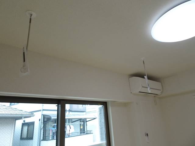 その他設備　室内物干し・エアコン