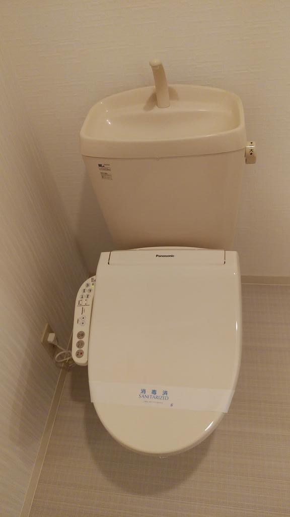 トイレ　温水洗浄便座へ変更