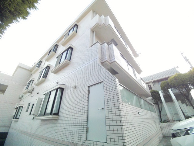 建物外観　タイル張りの綺麗な外観。
