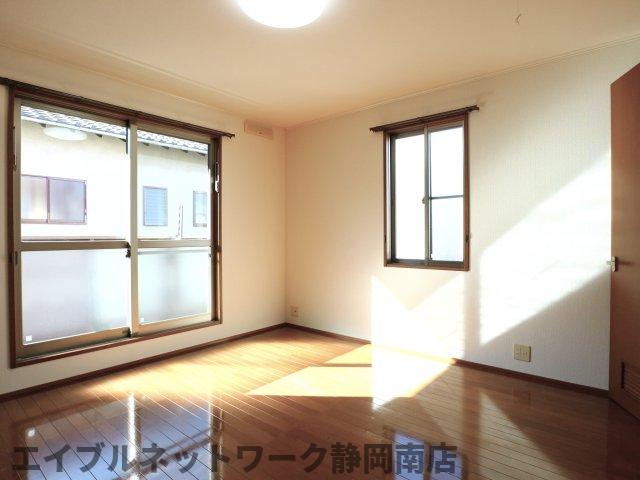 居室・リビング　こちらの居間で趣味の時間をお楽しみください