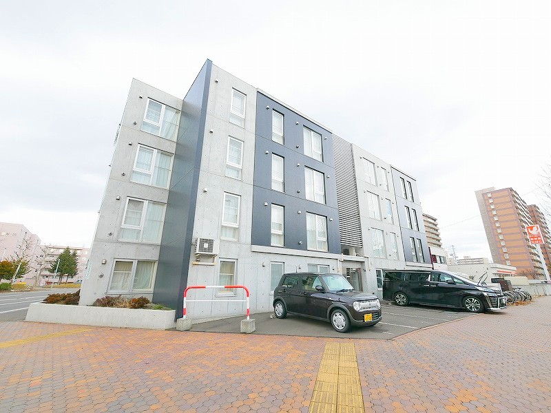 建物外観　角地に建ち、陽当たり良好のマンションです♪