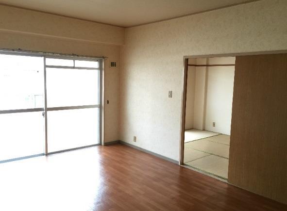 あけぼのマンションの居間写真