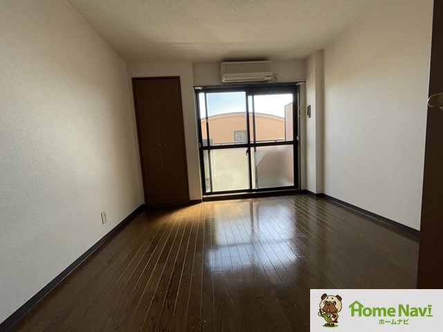 居室・リビング　エアコン付きです。インターネットが無料で使えます。