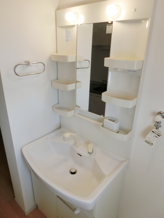 洗面設備　独立洗面台、朝の身支度には欠かせません