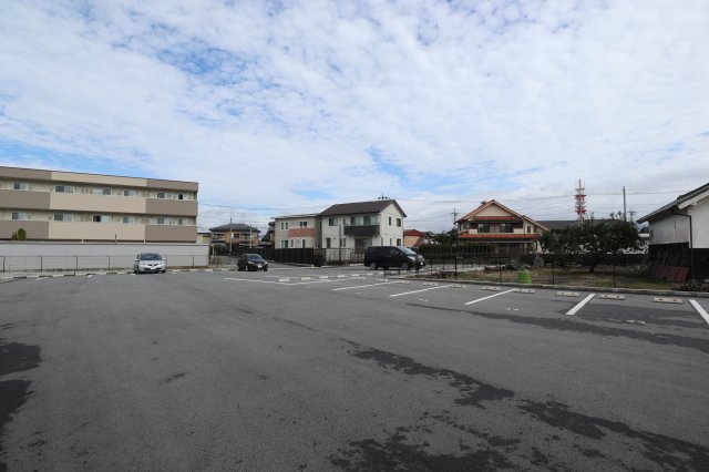 【中巨摩郡昭和町西条のアパートの駐車場】