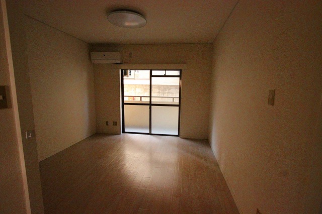 居室・リビング　同物件、別号室のものです。