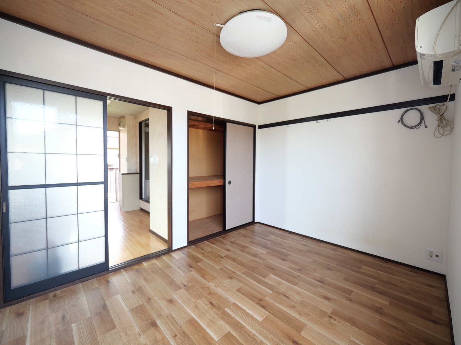 居室・リビング　仕切りはガラスで明るいです