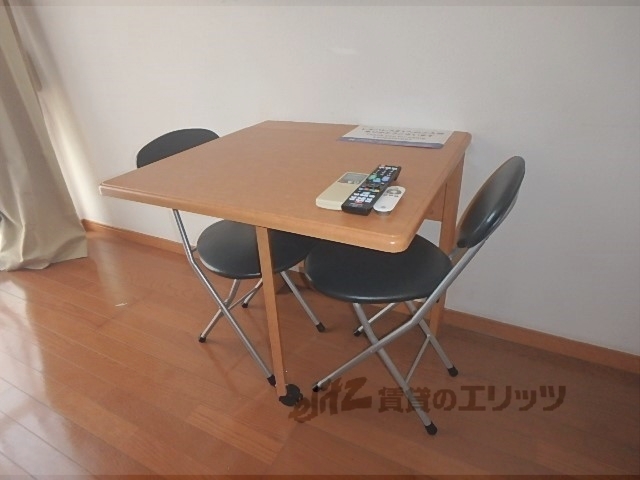 居室・リビング　机