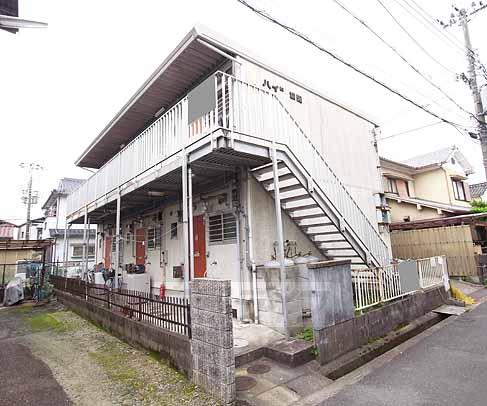 城陽市平川のアパートの建物外観