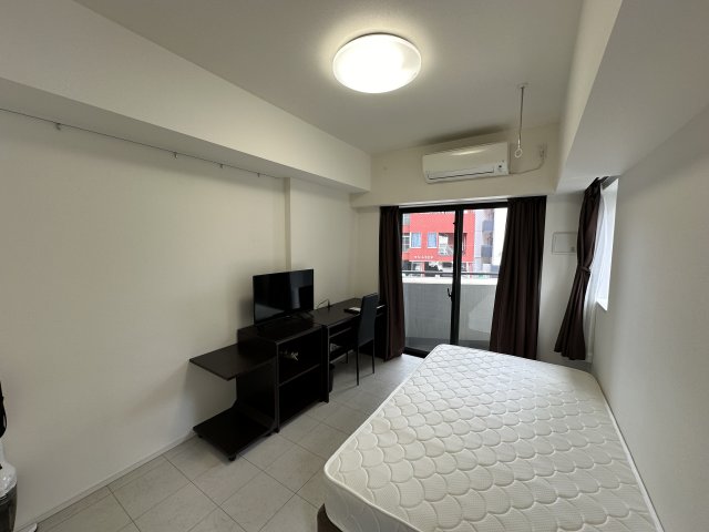 居室・リビング　ベッド、机、テレビなど家具家電付き