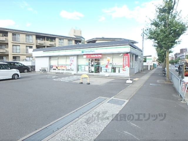 コンビニ　ファミリーマート嵯峨広沢店（コンビニ）まで220m