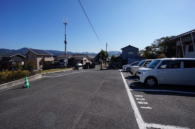 【中間市朝霧のアパートの駐車場】