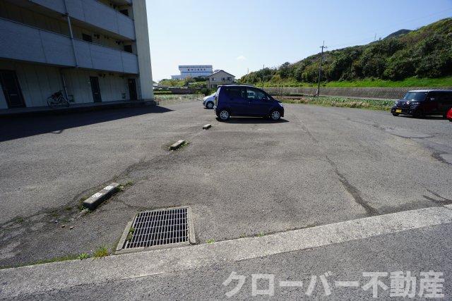 【善通寺市吉原町のマンションの駐車場】