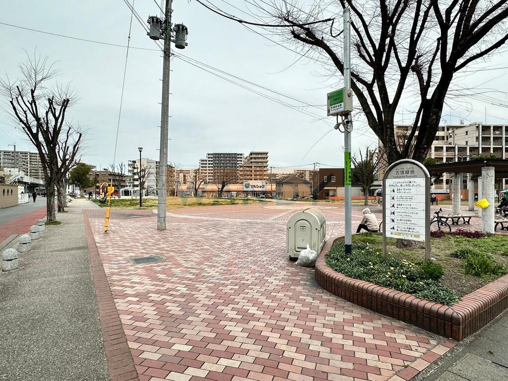 【エムティースクエア吉塚駅前の公園】