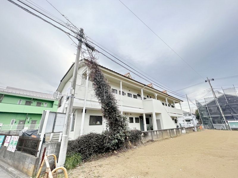 清瀬市梅園のアパートの建物外観