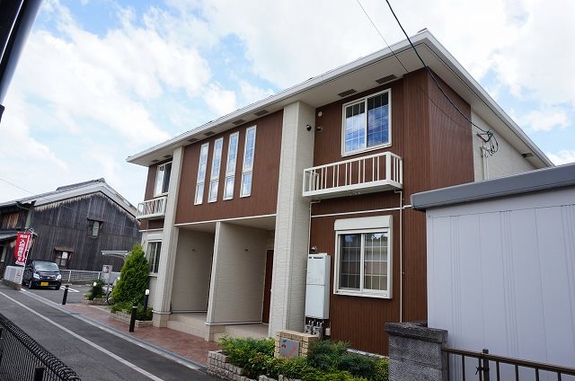 東近江市西中野町のアパートの建物外観