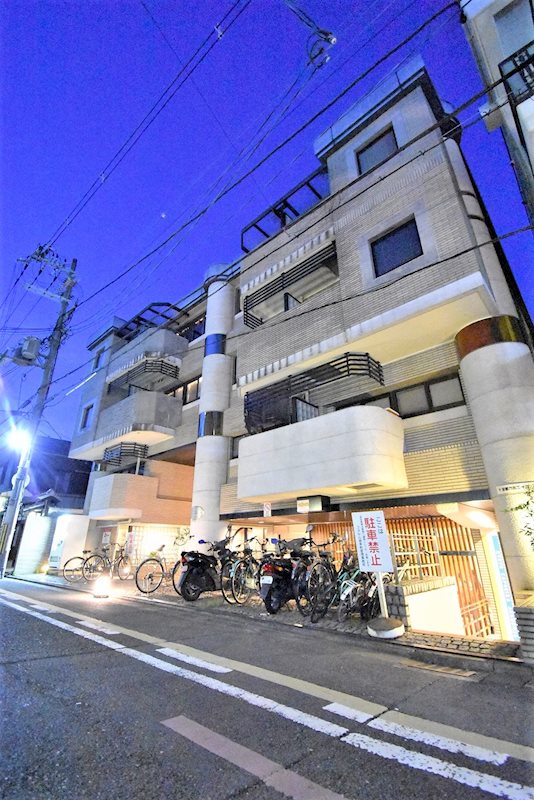 京都市中京区松本町のマンションの建物外観