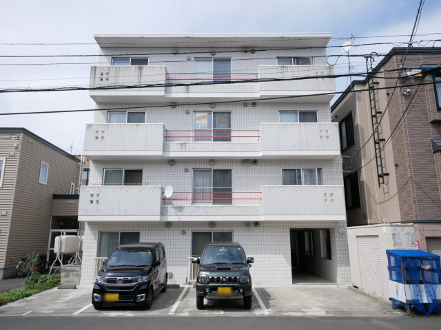 【札幌市東区北二十五条東のマンションの建物外観】