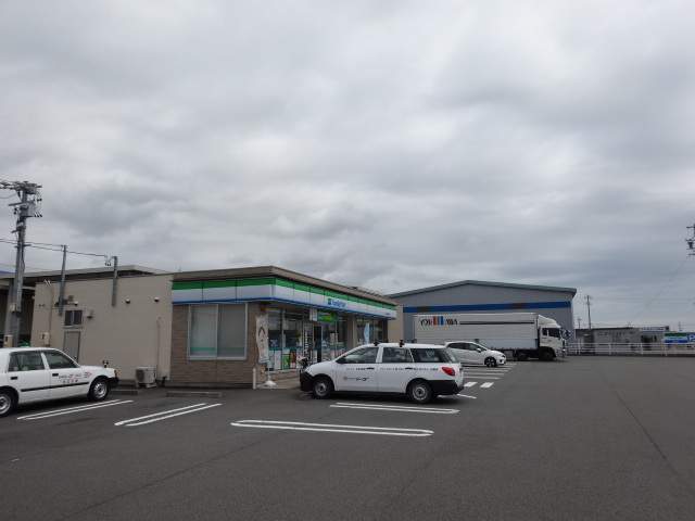 コンビニ　ファミリーマート（コンビニ）まで400m