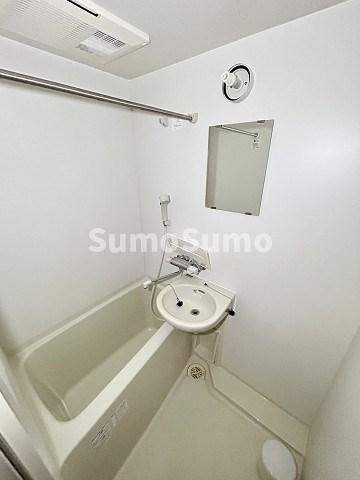 バス・シャワールーム　コンパクトで使いやすいお風呂です