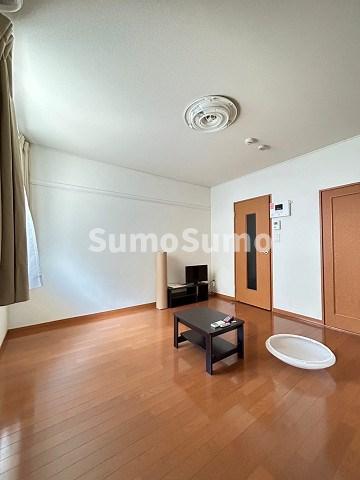 その他部屋・スペース　落ち着いた色調の寝室です