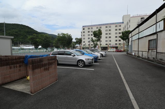 【甲府市酒折のアパートの駐車場】