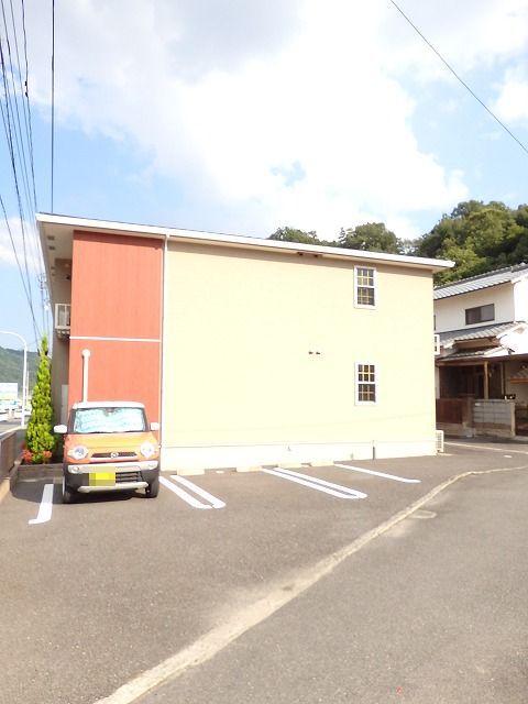 【広島市佐伯区八幡のアパートの駐車場】