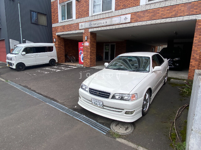 【札幌市中央区南十三条西のマンションの駐車場】