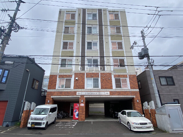 札幌市中央区南十三条西のマンションの建物外観