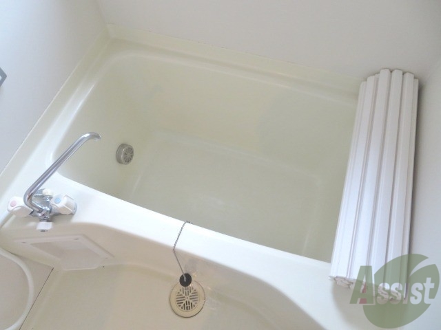 バス・シャワールーム　こちらはお風呂。一日の疲れをここで癒してください。