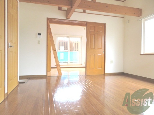 居室・リビング　リビングはこんな感じです。窓が大きくてよく陽が入ってきます。