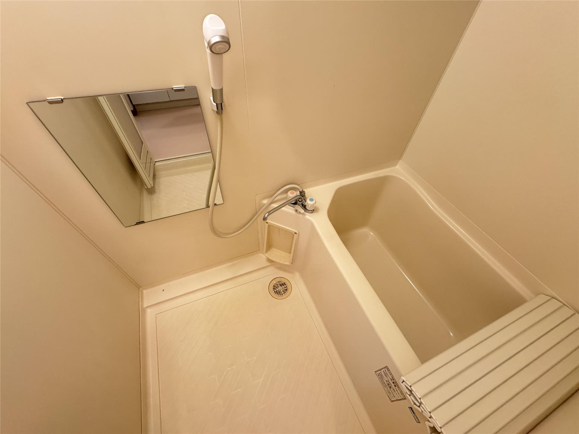 バス・シャワールーム　シャワー、鏡付きのお風呂です♪