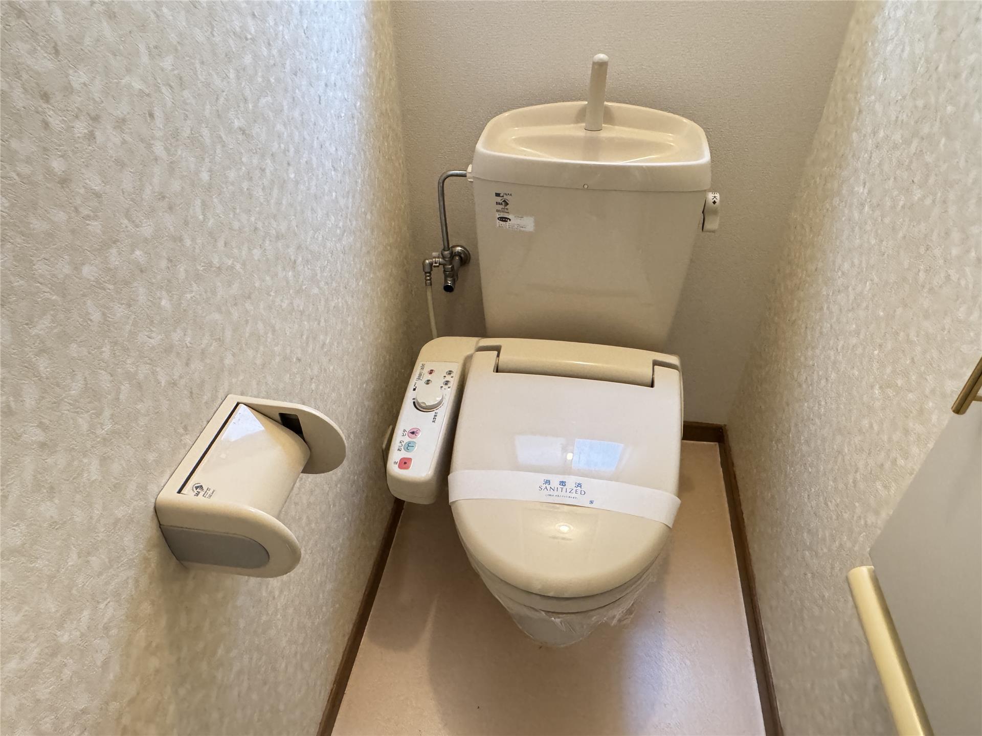トイレ　温水洗浄便座付きのトイレです♪