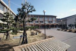 中学校　金津中学校（中学校）まで2200m