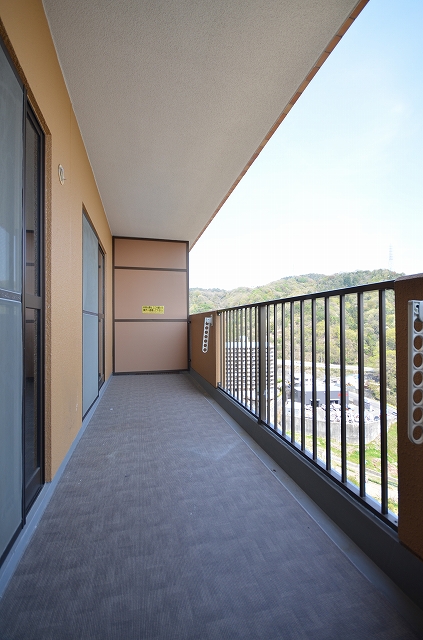 バルコニー　同物件、別号室のものです。