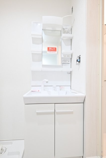 洗面設備　明るい洗面所です