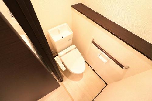 トイレ　快適な温水洗浄便座付きトイレになります。