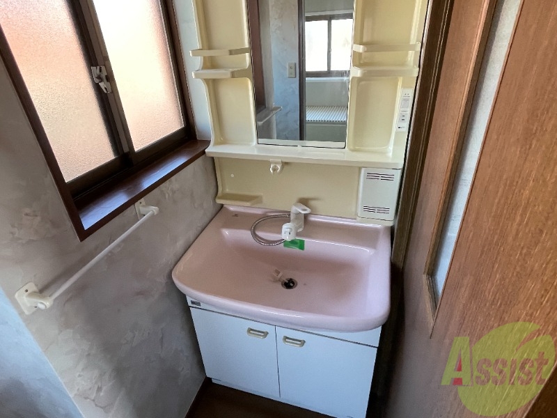 洗面設備　洗面台は独立しています。朝の身支度はこちらでどうぞ～。