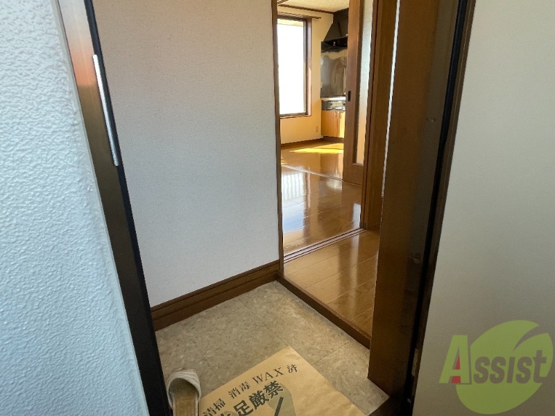 玄関　玄関から撮影しました。敷居が高くなくて安心ですね。