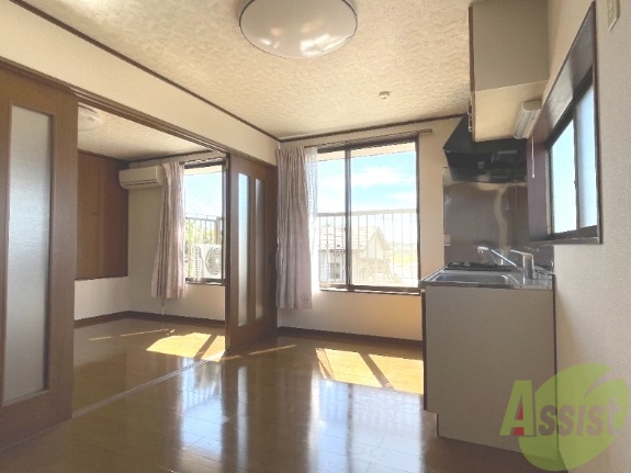 居室・リビング　ＤＫを撮影しました。広々としていて食事時間が楽しみですね。