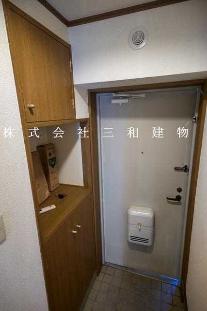 玄関　同物件反転タイプの別室の参考写真