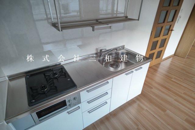 キッチン　同物件反転タイプの別室の参考写真