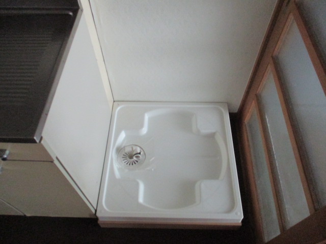 その他　台所流し横に洗濯機置き場あり。防水パン付き。