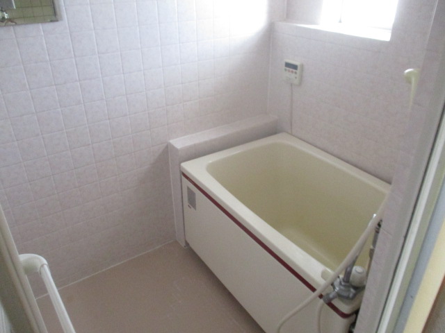 バス・シャワールーム　バスルームも広々。追い焚き機能も付いてます♪