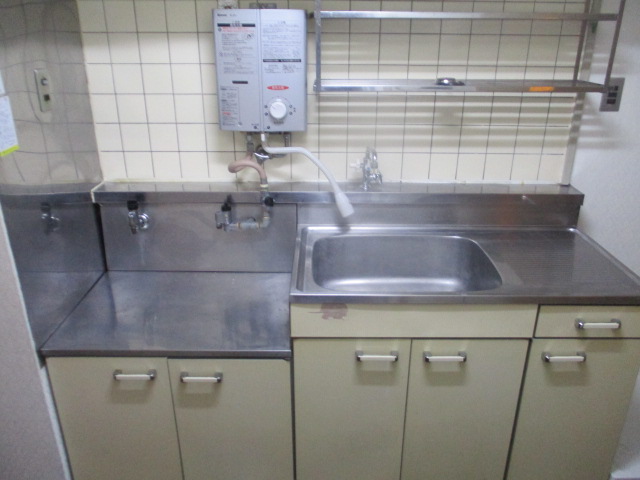 キッチン　冬場活躍する湯沸し器付き。