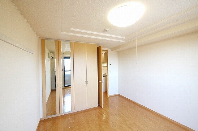 その他部屋・スペース　開放的な寝室です